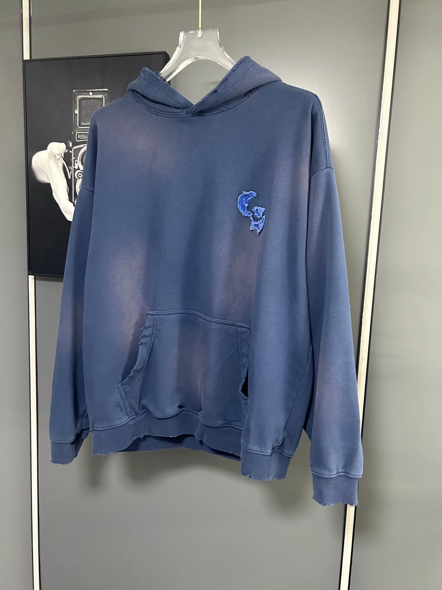 P310 𝗖𝗵𝗿𝗼𝗺𝗲 𝗛𝗲𝗮𝗿𝘁𝘀/Cro Heart 2025 Cross Patch Embroidery Summer New Original Single Counter American Acid Washed Distressed Laser Burnt Patch Embroidery Couple Casual Hooded Sweatshirt 👑The highest version! Customized fabric 440g tripe terry fabric! American acid-washed and distressed original fabric laser burnt ✟appliqué embroidery and exquisite embroidery of letters! The best-selling model at the counter. It is very comfortable to wear. It is low-key yet luxurious. It is very classy when worn. The large size and tailoring are needless to say. The upper body is exquisite and vivid. 👍High-end first-class materials. A truly palace-level product. The cotton from Turkey is of outstanding quality. After heavy washing, the clothes are very soft! Not picky, the upper body is absolutely stylish and extremely luxurious. Auxiliary materials: The original model has been authenticated and labeled ➕100% silk washed with water label. Genuine purchase-grade original hangtag➕matching hanging rope➕3D hanging beads➕original packaging bag. Craftsmanship: The original version has consistent wiring! The highest version of the armhole matching technique! Countless times of pattern making to 100% restore the original appearance! The correct version is the same for men and women, super eye-catching, super good-looking, and super atmospheric! Color: White Black Royal Blue Size, XS S M L